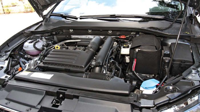 Ο 1,4 TSI κινητήρας του Leon SC έχει περισσότερα άλογα από τον 1,2 TSI του Beetle και κινεί πιο γρήγορα το μικρομεσαίο της SEAT.